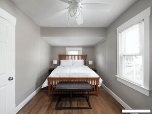 3 室のベッドルーム、セーフティボックス (室内)、アイロン / アイロン台、旅行用ベビーベッド