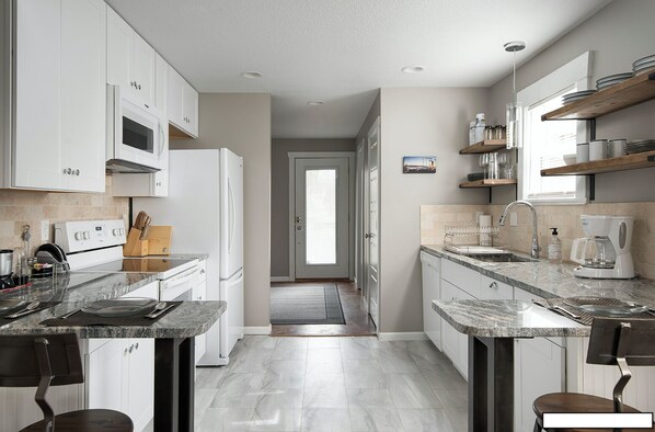 冷蔵庫、電子レンジ、オーブン、コンロ