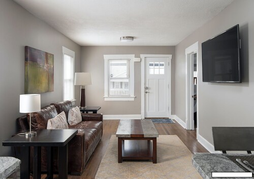 King Bed & 2.5 baths * Google Fiber * BBQ*