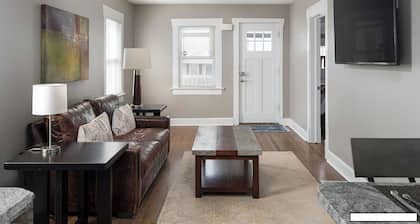 King Bed & 2.5 baths * Google Fiber * BBQ*