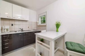 Kühlschrank, Herdplatte, Wasserkocher mit Kaffee-/Teezubehör, Toaster