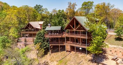 Cabina en la cima de la montaña con vistas increíbles, bañera de hidromasaje privada y sala de estar al aire libre.