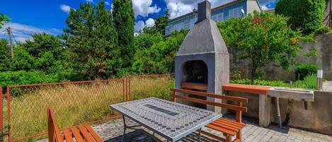 تناول الطعام بالخارج