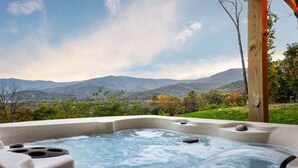 Ein Whirlpool mit Blick auf eine malerische Berglandschaft.