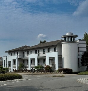 Exterior - Strandnahe Fewo mit Großem Balkon, Kostenlosem Tiefgaragenstellplatz und Netflix (Diedrichshagen)