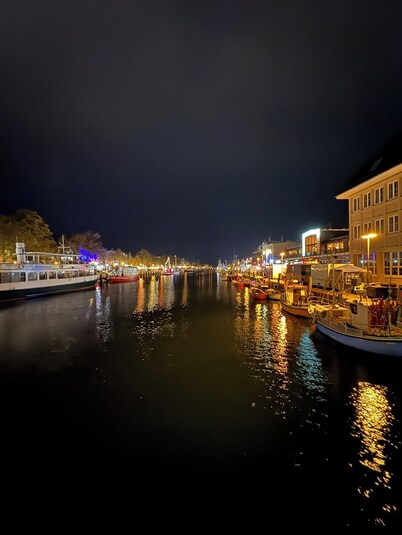 Strandnahe Fewo mit Großem Balkon, Kostenlosem Tiefgaragenstellplatz und Netflix
