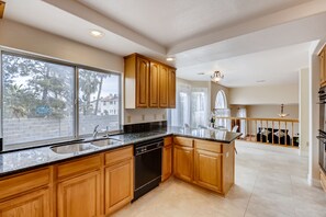 Fridge, microwave, oven, stovetop - Huge House fit 12 people Close to Airport & Strip (Henderson)