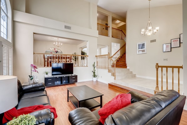 Smart TV - Huge House fit 12 people Close to Airport & Strip (Henderson)