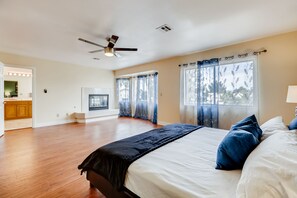 5 bedrooms, iron/ironing board, free WiFi, bed sheets - Huge House fit 12 people Close to Airport & Strip (Henderson)