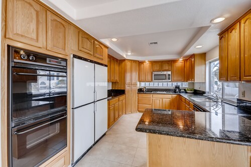 Huge House fit 12 people Close to Airport & Strip