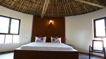 Deluxe Room | Desk, free WiFi