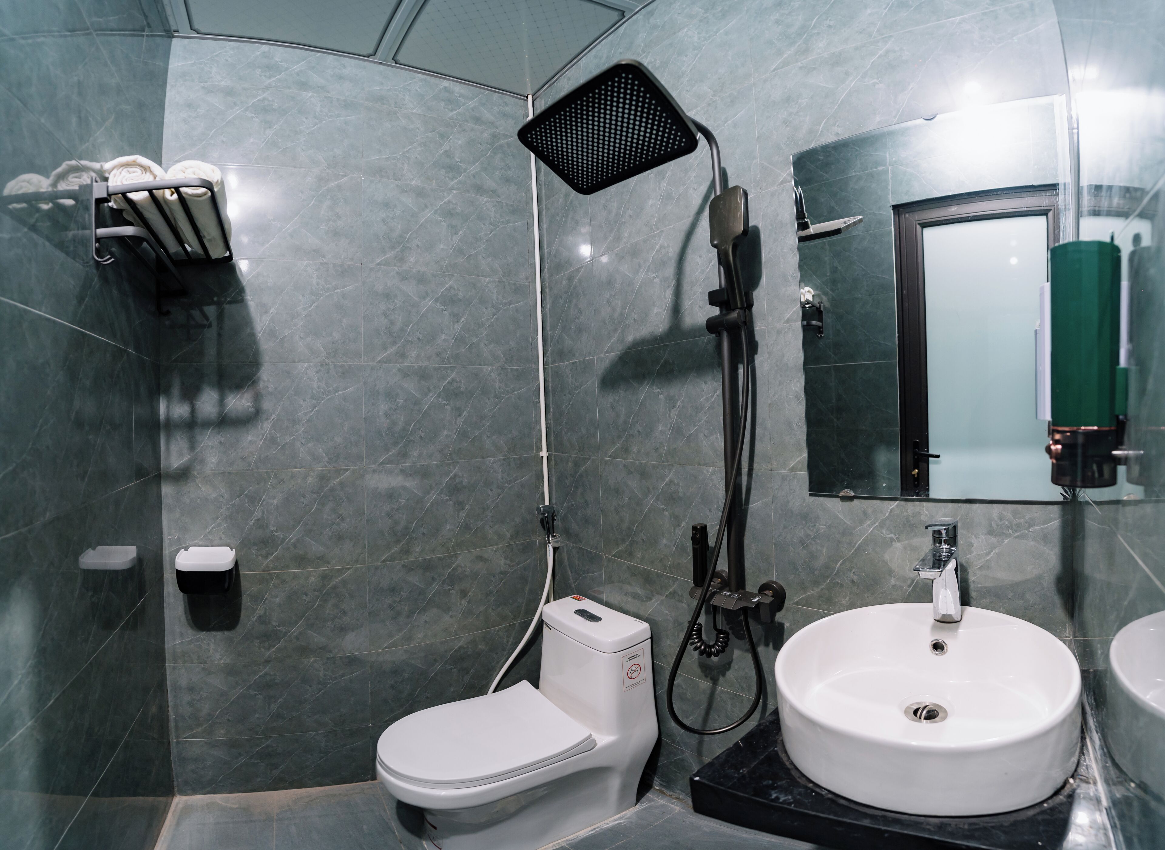 Standard-Zweibettzimmer | Badezimmer | Dusche, Regendusche, kostenlose Toilettenartikel, Hausschuhe