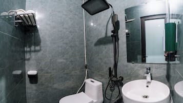 Standard-Zweibettzimmer | Badezimmer | Dusche, Regendusche, kostenlose Toilettenartikel, Hausschuhe