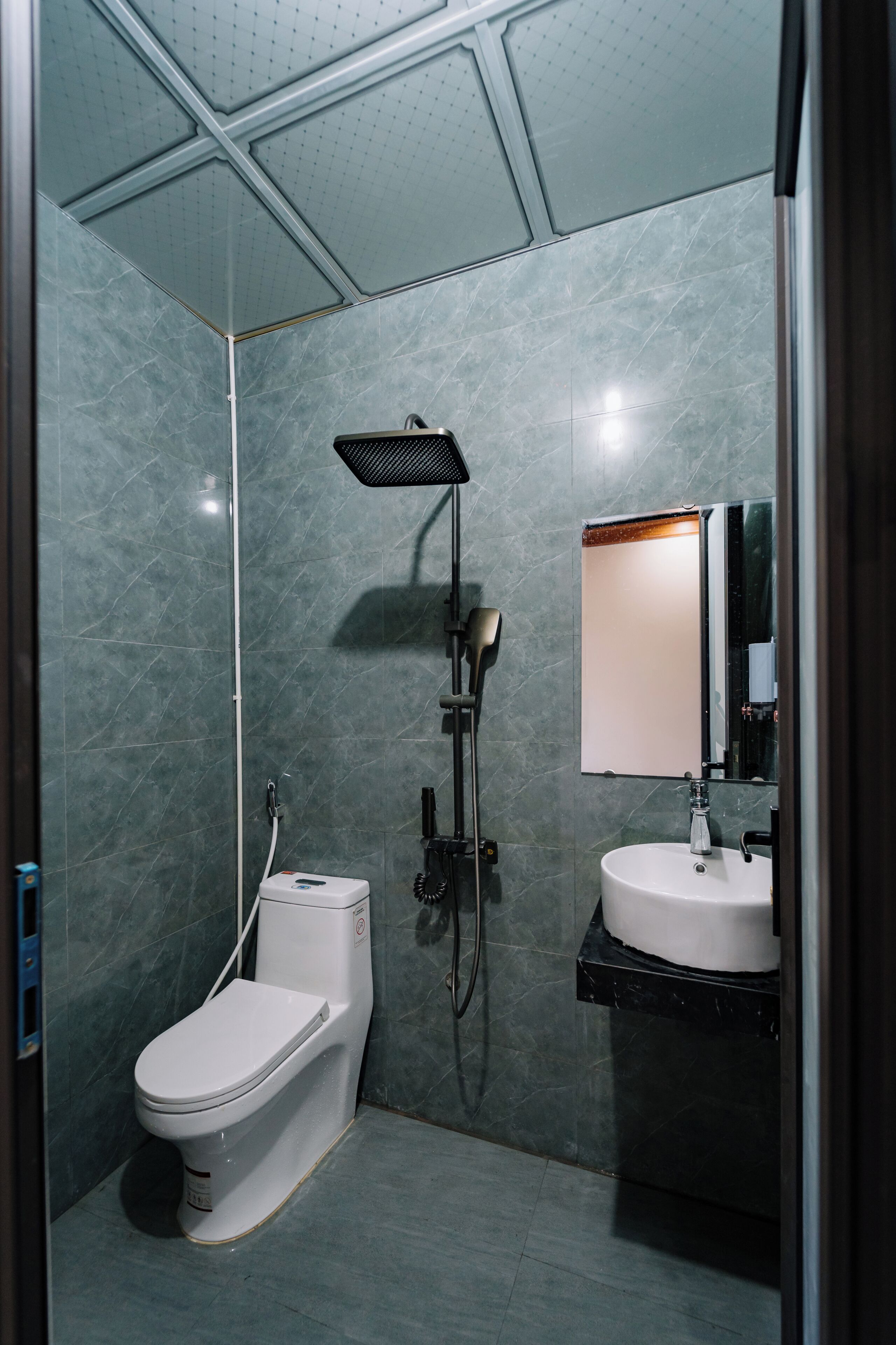 Shower, rainfall showerhead, free toiletries, slippers