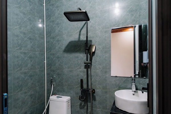 Shower, rainfall showerhead, free toiletries, slippers