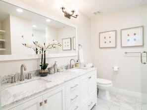 Combined shower/tub, hair dryer, towels, soap - Spacious Home + Walk to SXSW - Kennedy! (Austin)