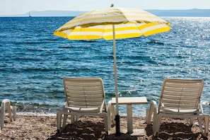 Una playa cerca, sillas reclinables de playa