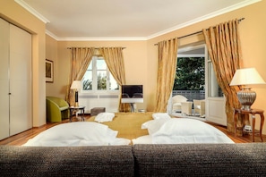 5 bedrooms, iron/ironing board, free WiFi, bed sheets