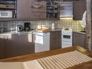 Jääkaappi, mikroaaltouuni, astianpesukone