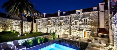 Una piscina al aire libre