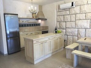 Frigorifero, microonde, forno, piano cottura