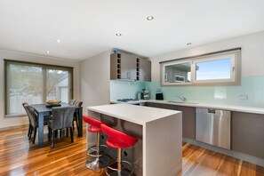 Microwave, dishwasher, coffee/tea maker, cookware/dishes/utensils - The Cubby House – spacious family-sized home by the sand dunes (Surf Beach)