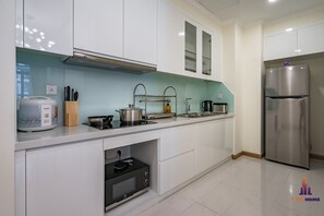 Microondas y utensilios de cocina