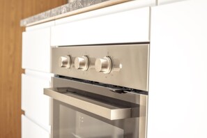 Kühlschrank, Mikrowelle, Herdplatte, Geschirrspüler