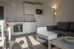 Jääkaappi, mikroaaltouuni, liesi, astianpesukone