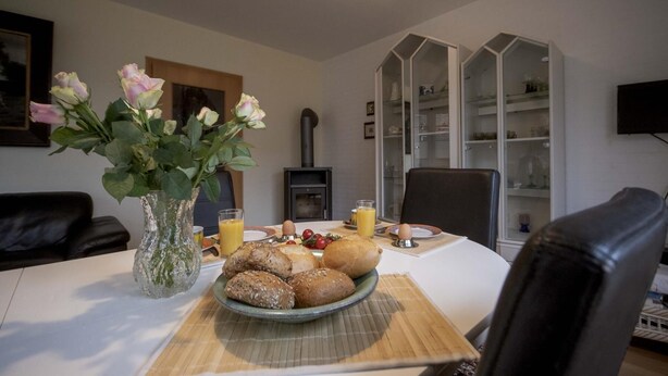 Wasserkocher mit Kaffee-/Teezubehör, Kühlschrank, Mikrowelle, Herdplatte