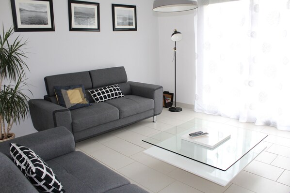 Smart TV, mesa de ping pong, libros