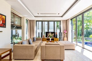 TV connectée, cheminée, jouets