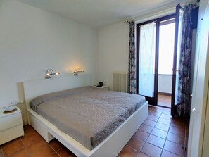 2 Schlafzimmer, Reisekinderbett, BettwÀsche