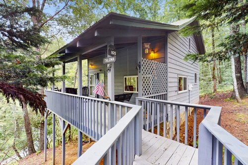 Cabane pittoresque avec foyer au bois, bain à remous privé et coin foyer!