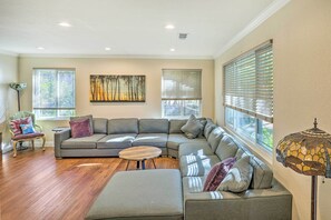 TV, fireplace, Hulu, DVD player - Charming Shasta Lake Retreat: Boat, Hike & Fish! (Lakehead)