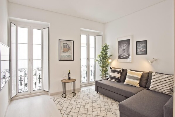 Flat-screen TV - Apartments overlooking the Bica River (Searcy)