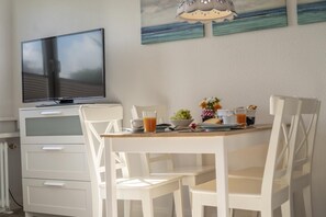 Fridge, microwave, stovetop, dishwasher - Ferienwohnung 'haus Ingeborg, Wohnung 2/og' (Cuxhaven)