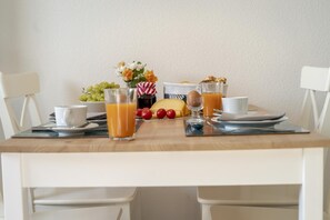 Kühlschrank, Mikrowelle, Herdplatte, Geschirrspüler