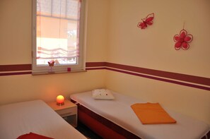 3 bedrooms, travel crib, WiFi