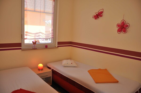 3 bedrooms, travel cot, WiFi