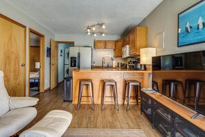 TV, books - Juneau Apartment - Minutes to Mendenhall Glacier (Juneau)