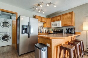 Réfrigérateur, micro-ondes, plaque de cuisson, cafetière/bouilloire