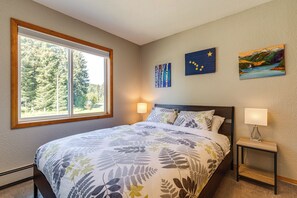 2 bedrooms, iron/ironing board, Internet, bed sheets - Juneau Apartment - Minutes to Mendenhall Glacier (Juneau)