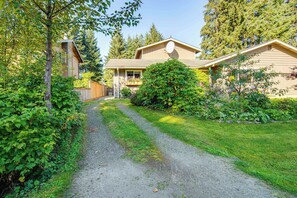 Property grounds - Juneau Apartment - Minutes to Mendenhall Glacier (Juneau)
