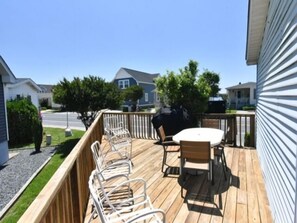Outdoor dining - 3 BR 2 Bath Home featuring spacious deck 2 living areas 2 Community pools (Ocean City)
