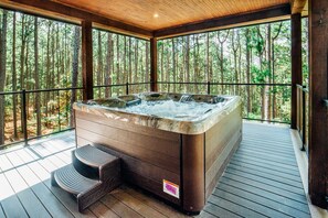 Outdoor spa tub - Seven Story Mountain Lodge, The name says it all!! (Broken Bow)