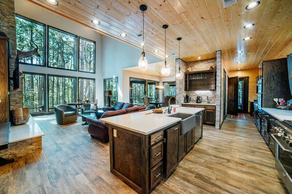 Interior - Seven Story Mountain Lodge, The name says it all!! (Broken Bow)