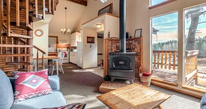 Viihtyisä monitasoinen mökki w / parvekkeella ja upea näköala vuorille!