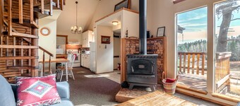Lovely multi-level cabin with balcony, loft, fireplace & great mountain views