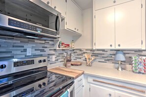 Réfrigérateur, micro-ondes, plaque de cuisson, lave-vaisselle